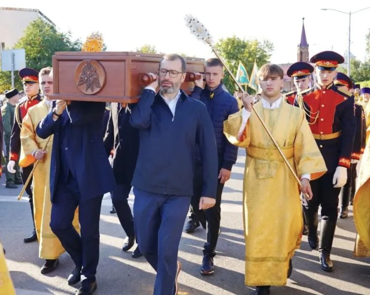 Крестный ход с мощами Иннокентия Иркутского и Спиридона Тримифунтского прошел по Иркутску