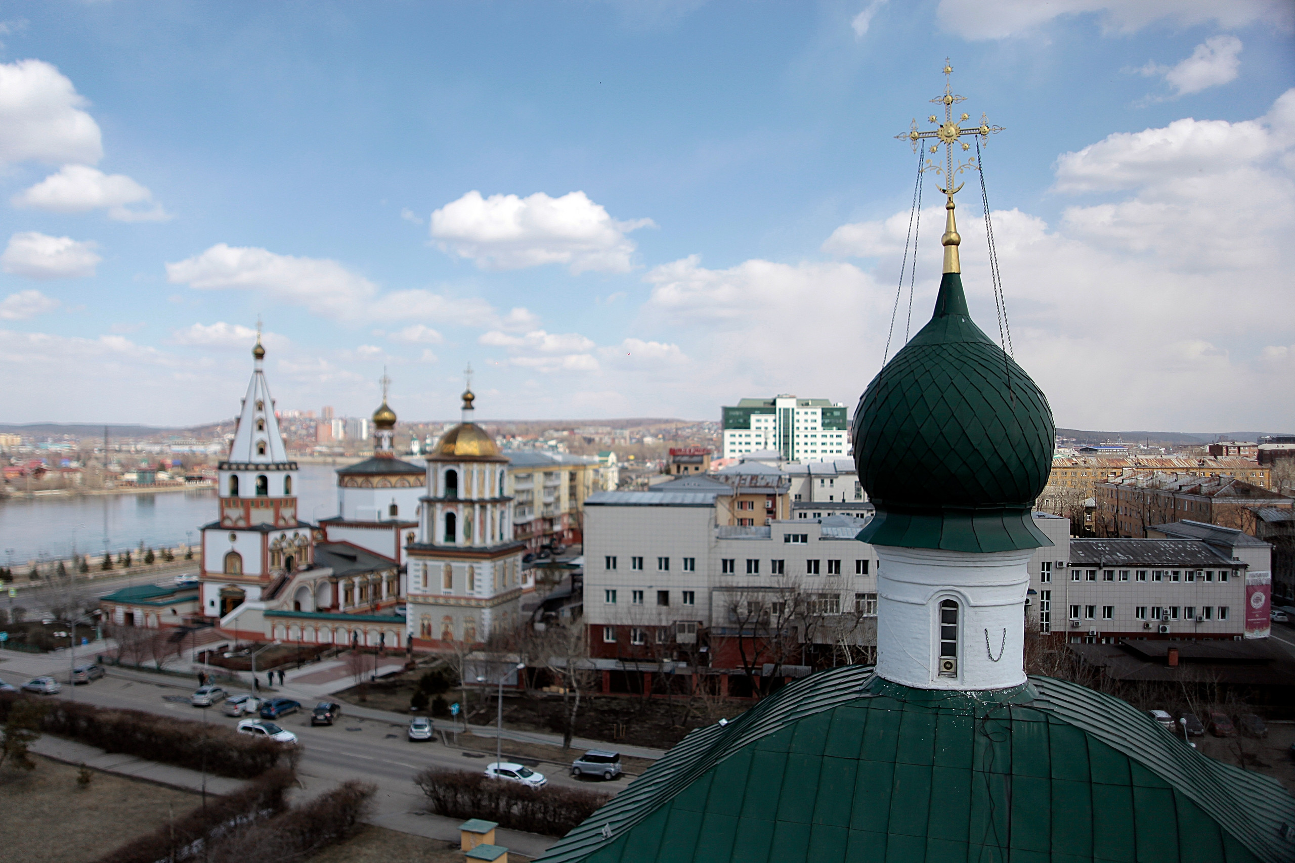 Вид на церковь и город Иркутск, Россия
