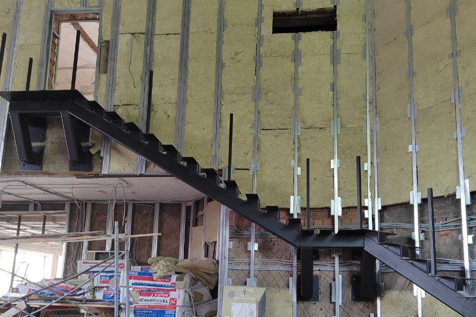 Недостроенная лестница в здании на стадии ремонта.