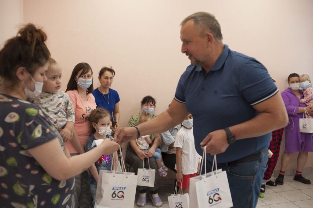 Сотрудники ИркАЗа посетили маленьких пациентов Шелеховской больницы