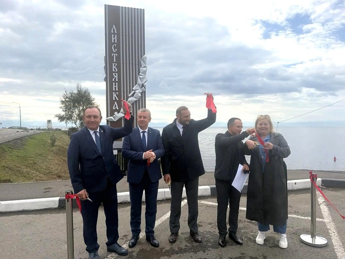 В Листвянке торжественно открыли семиметровую стелу на въезде в посёлок