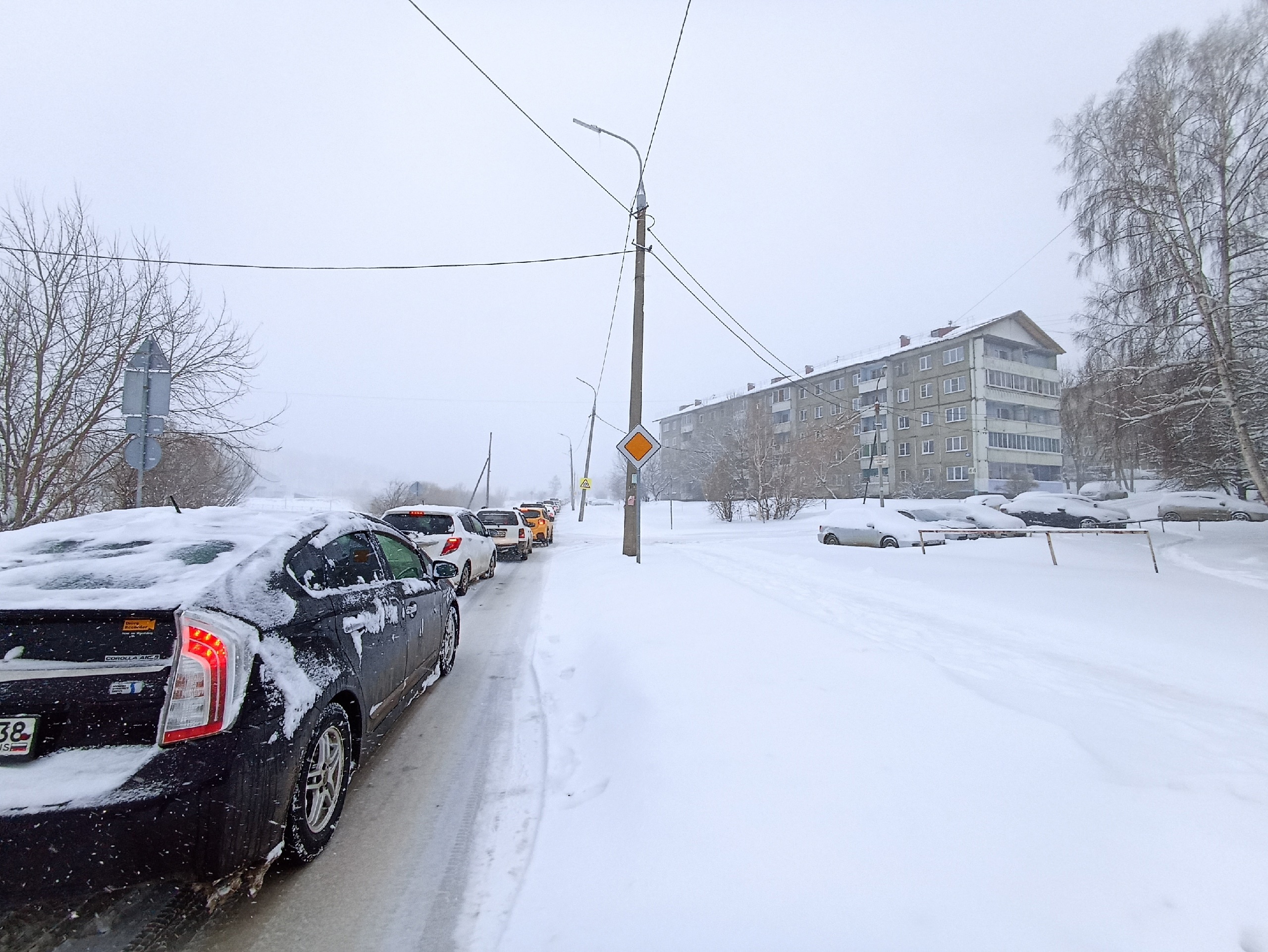 10-балльные пробки образовались в Иркутске утром 27 апреля из-за снега