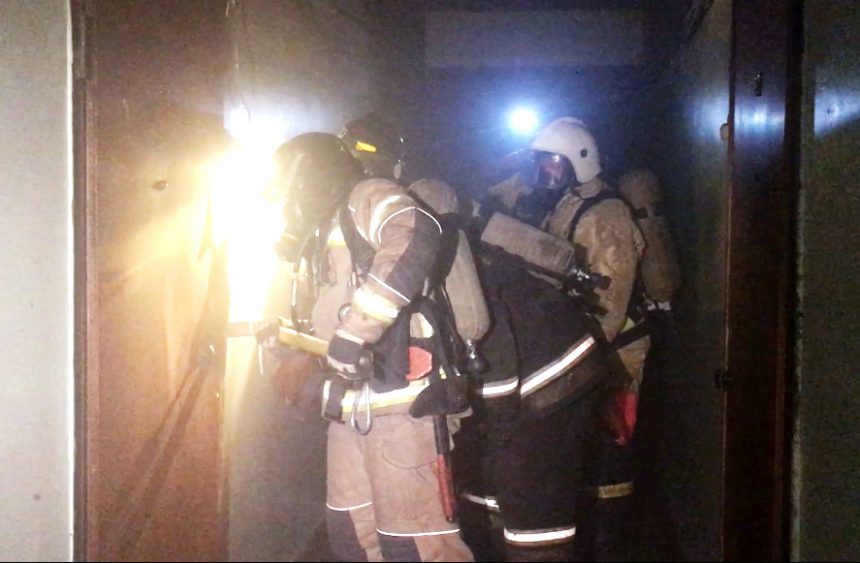 10 человек спасли на пожаре в микрорайоне Топкинский в Иркутске