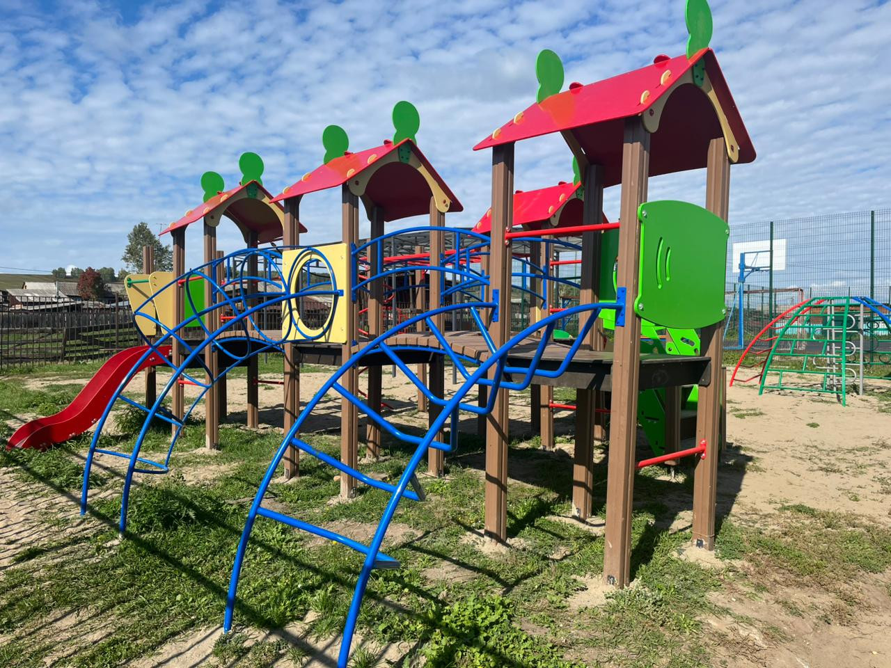 Детская площадка с горками и лесенками