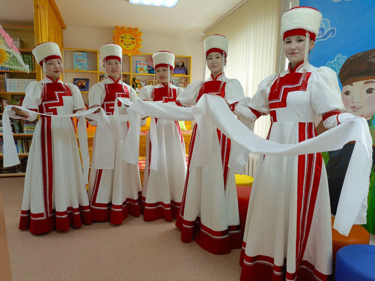 Традиционные костюмы с белыми лентами, пять женщин.