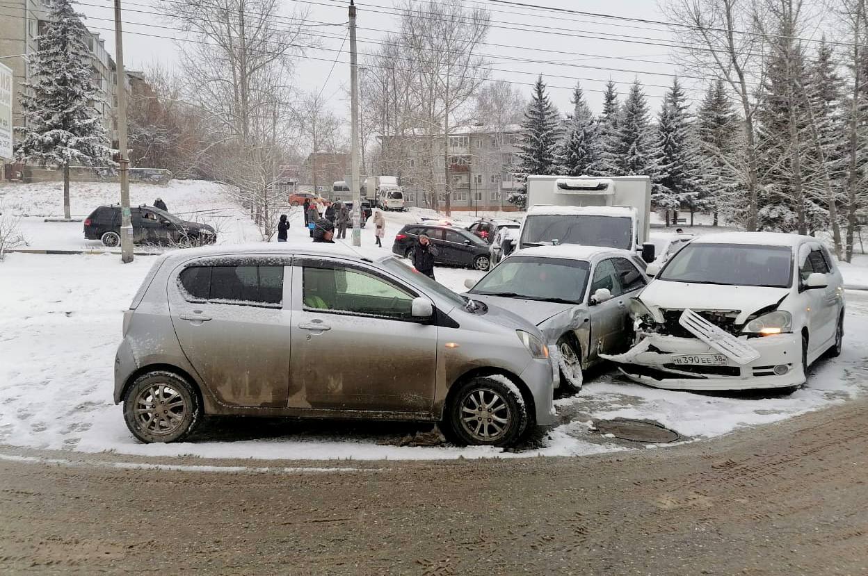 12 машин столкнулись в микрорайоне Юбилейный в Иркутске