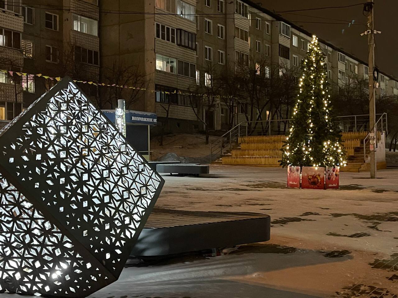 12 скверов и парков Правобережного округа Иркутска украшают к Новому году