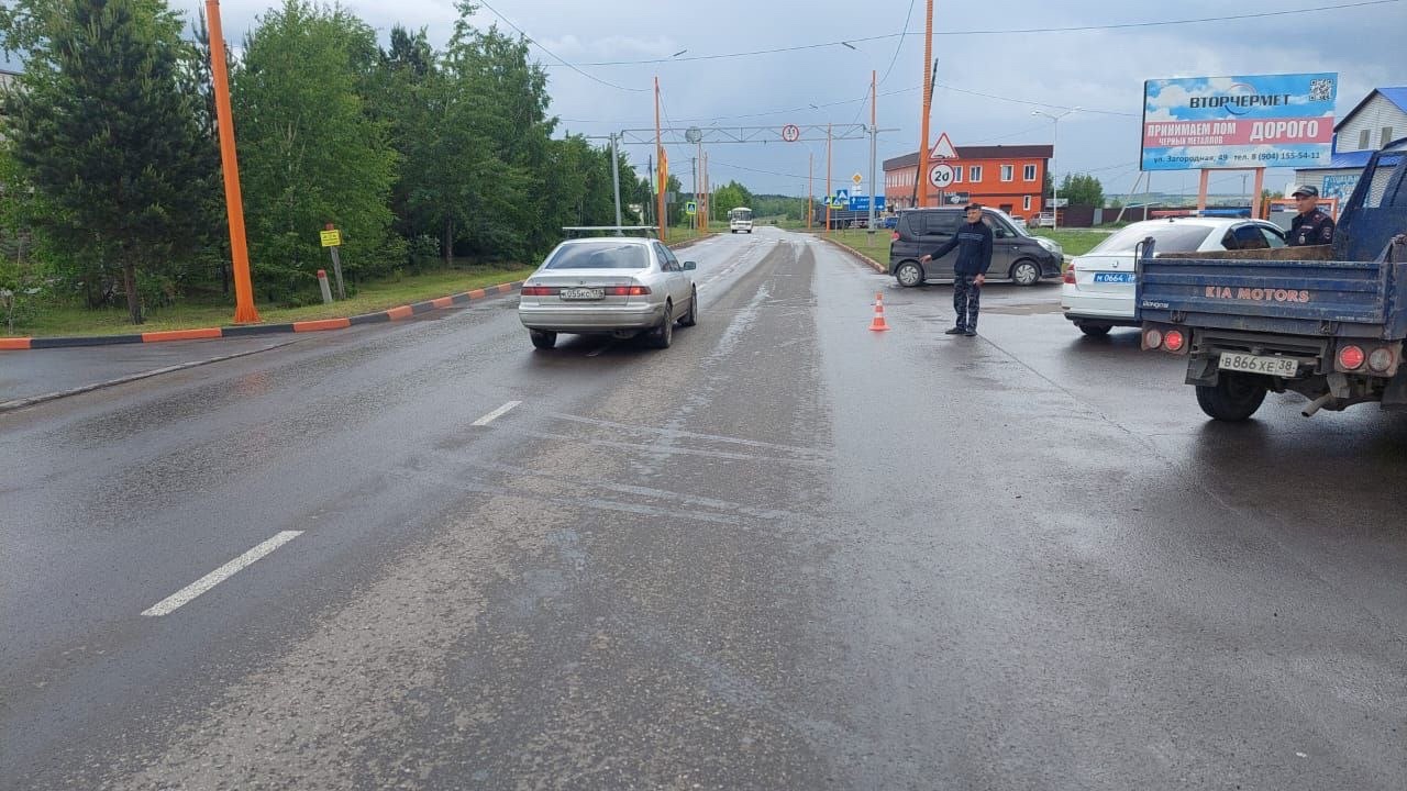 Полиция останавливает автомобили на дороге.