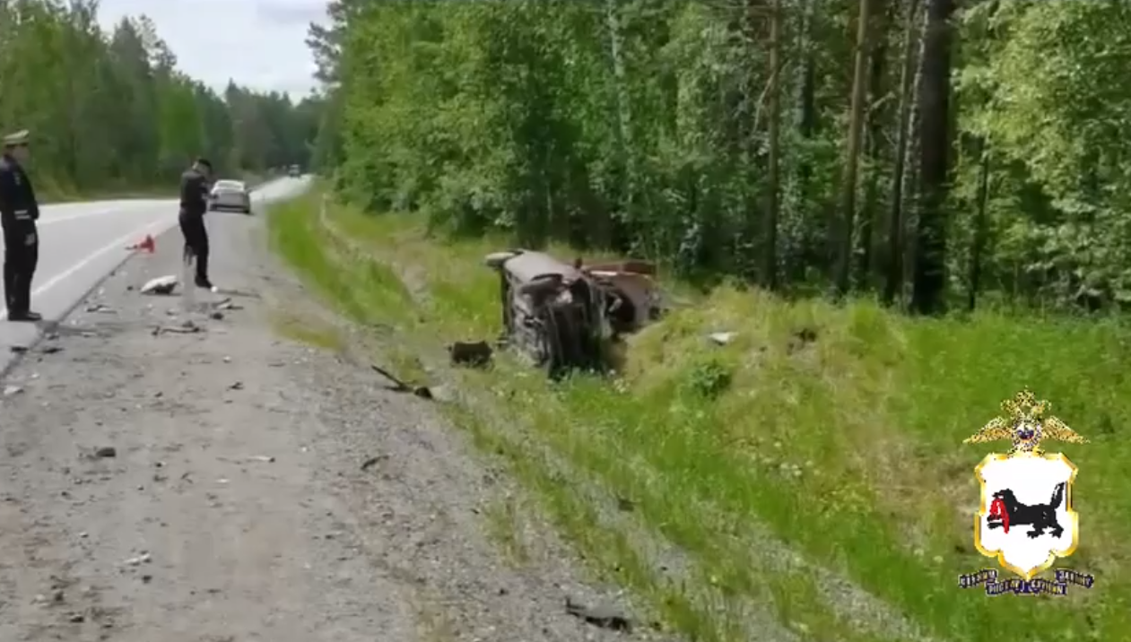 Авария на лесной дороге, перевернутая машина.