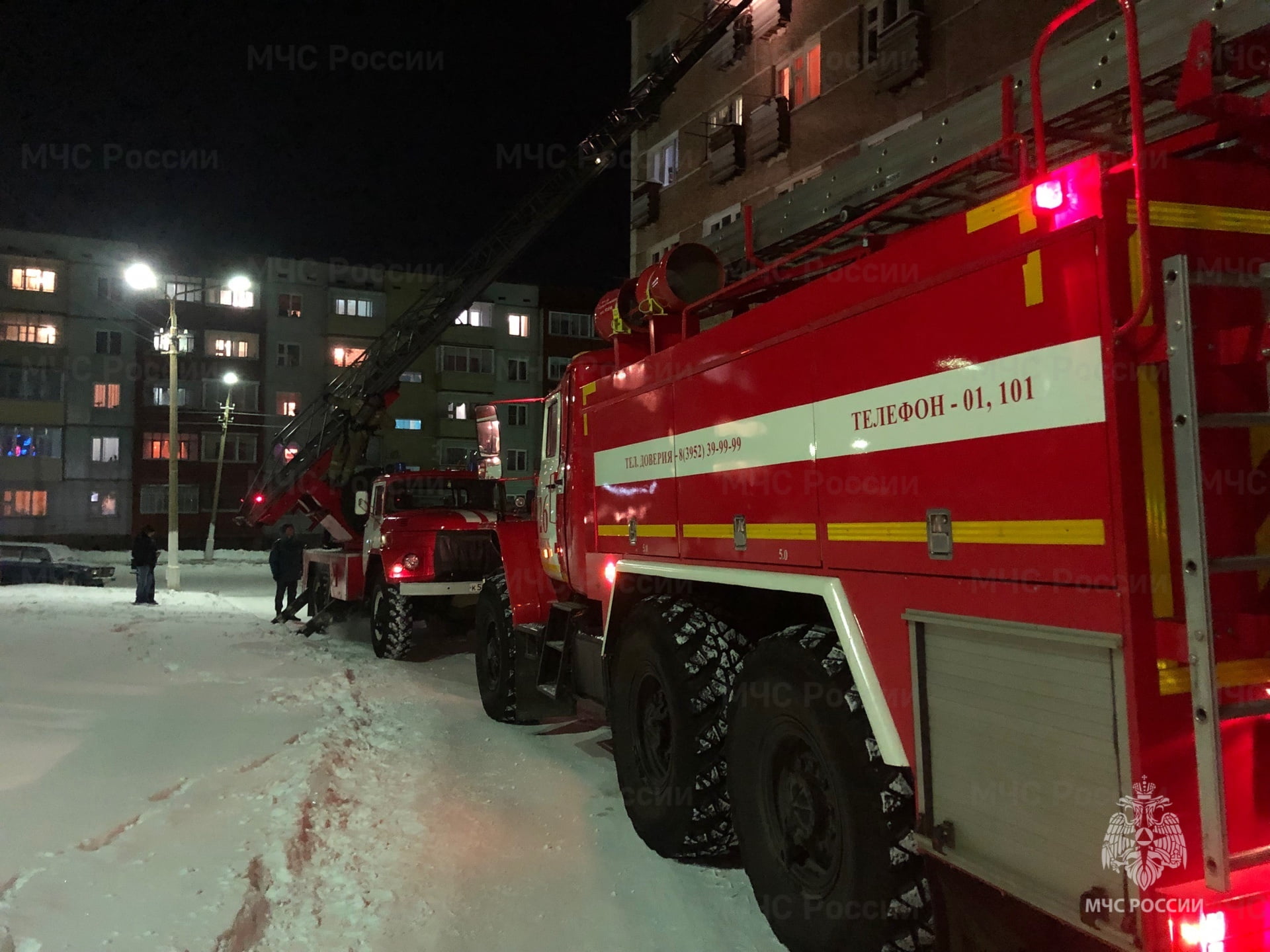 140 человек эвакуировались из горящей многоэтажки в Иркутске
