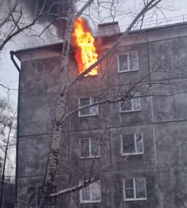 17 человек эвакуировались из-за пожара в многоквартирном доме на улице Байкальской в Иркутске
