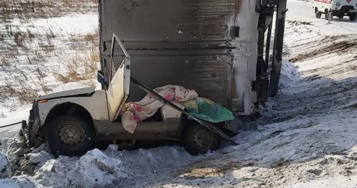 17-летний пассажир легковушки погиб в ДТП с грузовиком в Тулунском районе