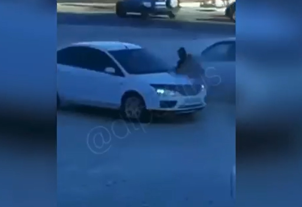 19-летний иркутянин привлечен к ответственности за езду с человеком на капоте