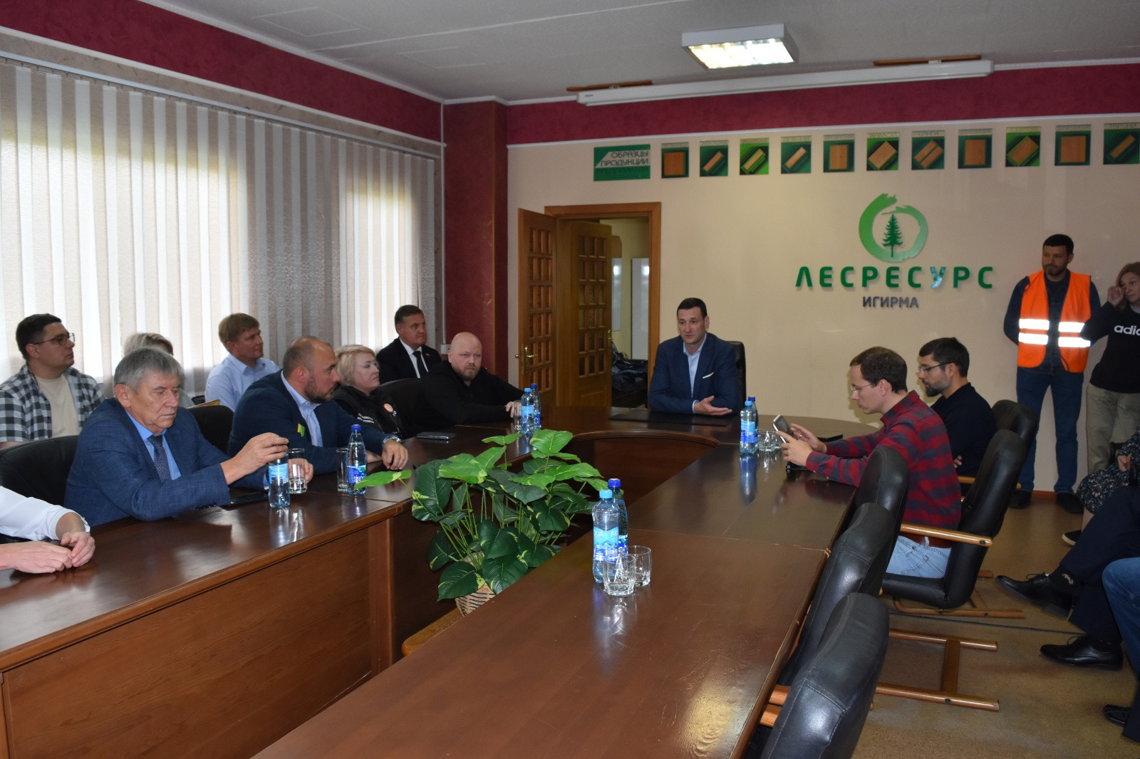Встреча в офисе компании Лесресурс, людей за столом.