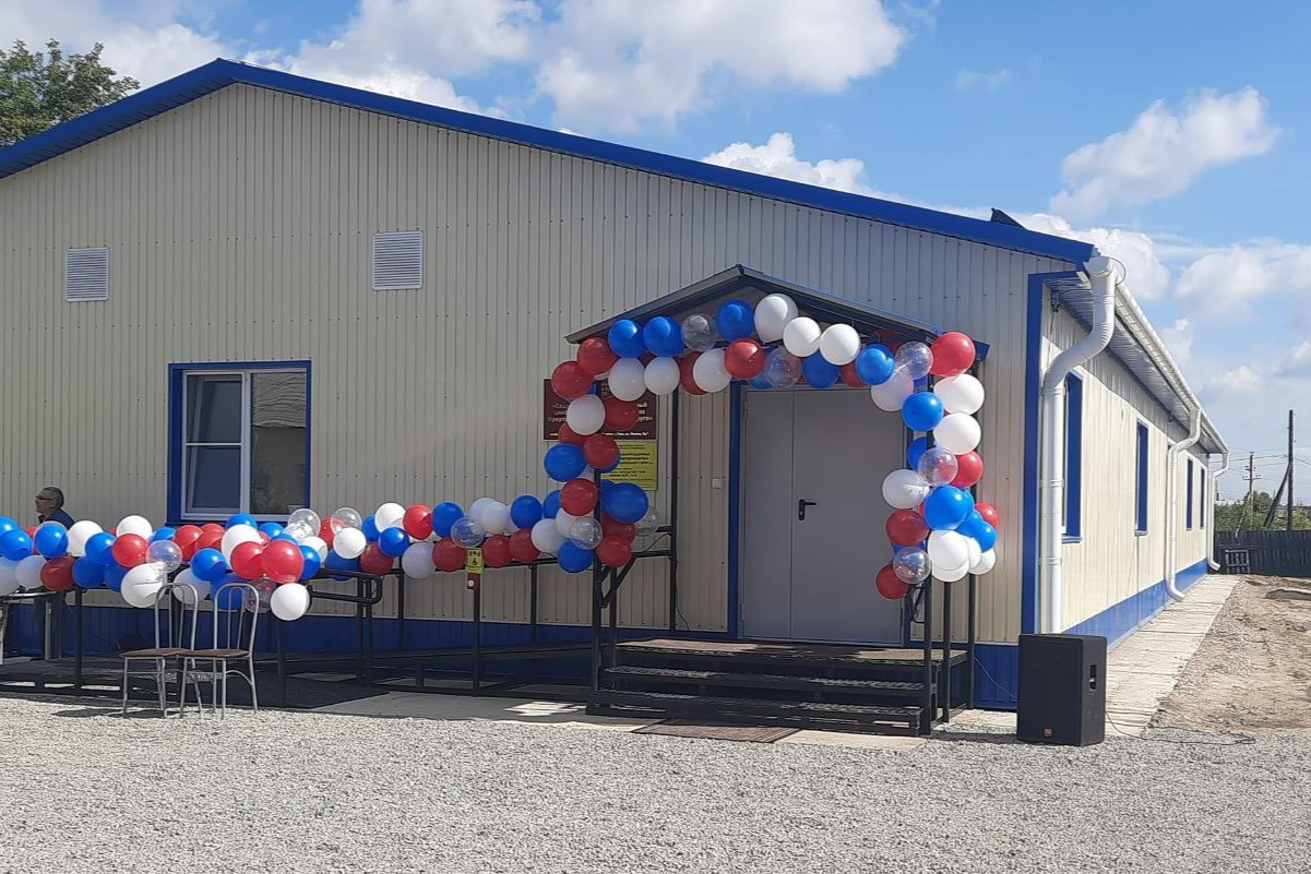 Здание украшено шарами на открытии.