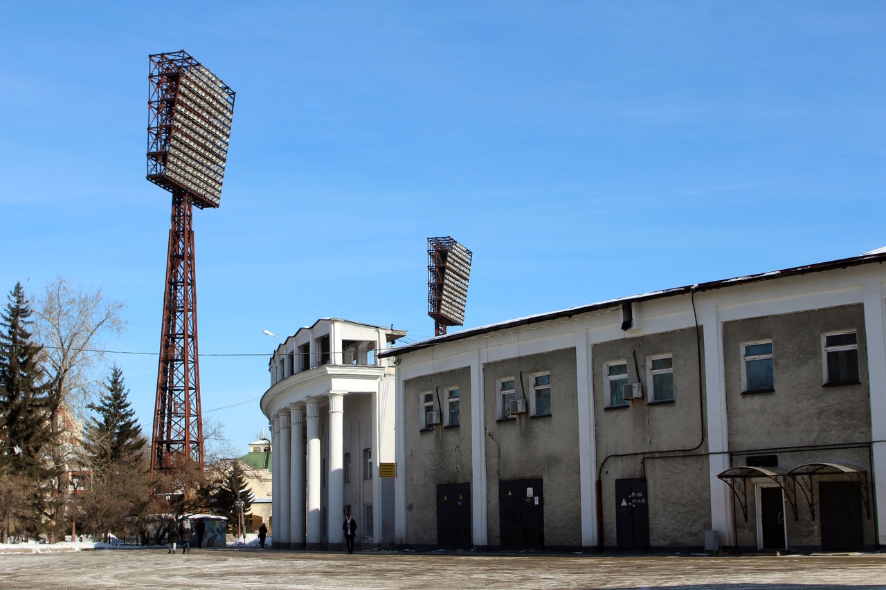Стадион с осветительными мачтами и колоннадой