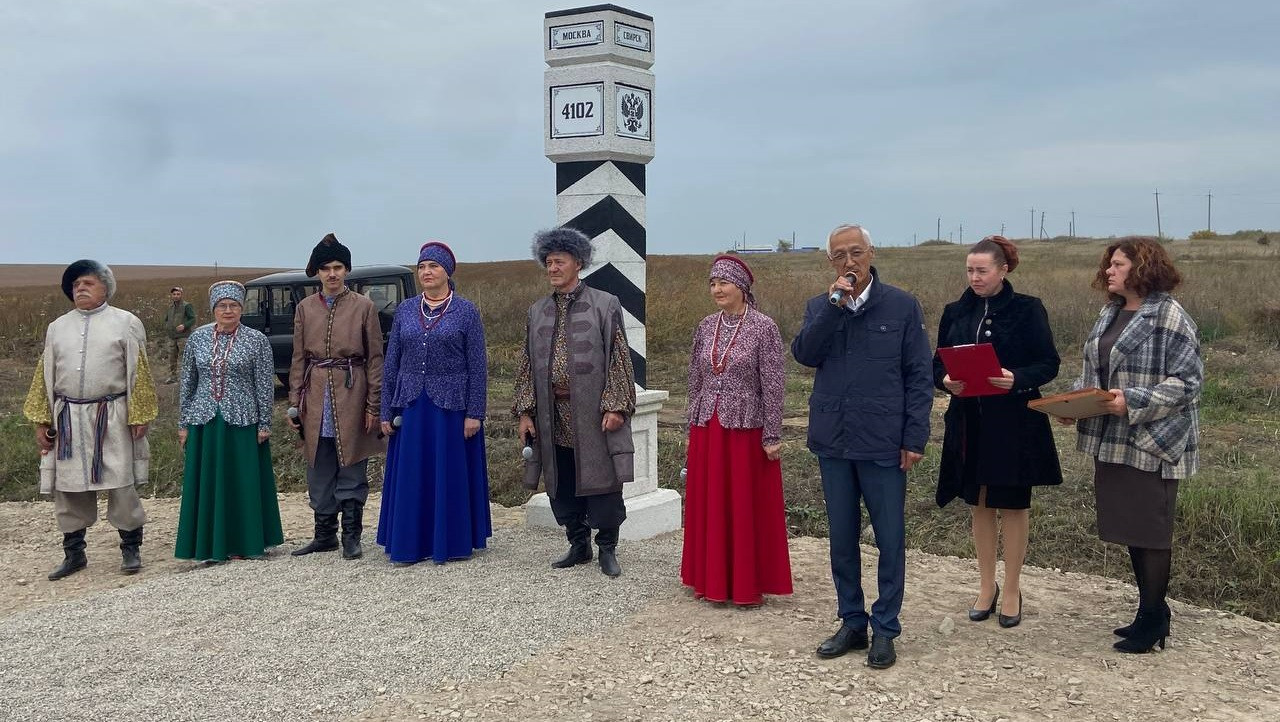 Люди в традиционных костюмах на открытом воздухе.