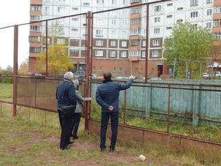 На десятилетнего мальчика в Братске упала часть дворового ограждения