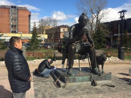 Памятник Леониду Гайдаю отремонтировали в Иркутске