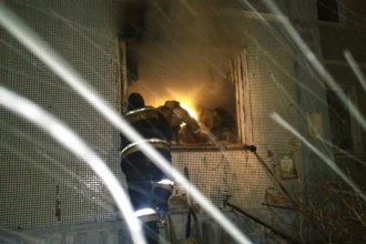 15 человек спасли на пожаре в Усть-Илимске этой ночью