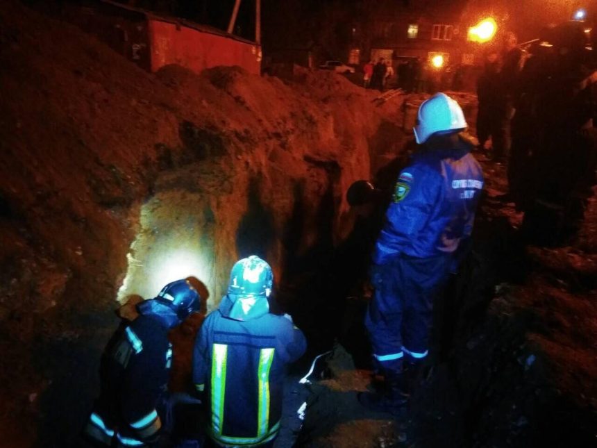 Двое узбекских рабочих погибли при обвале земли на улице Захарова в Иркутске. Начата проверка СК