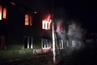 Двухэтажный деревянный дом горел горел в Иркутске