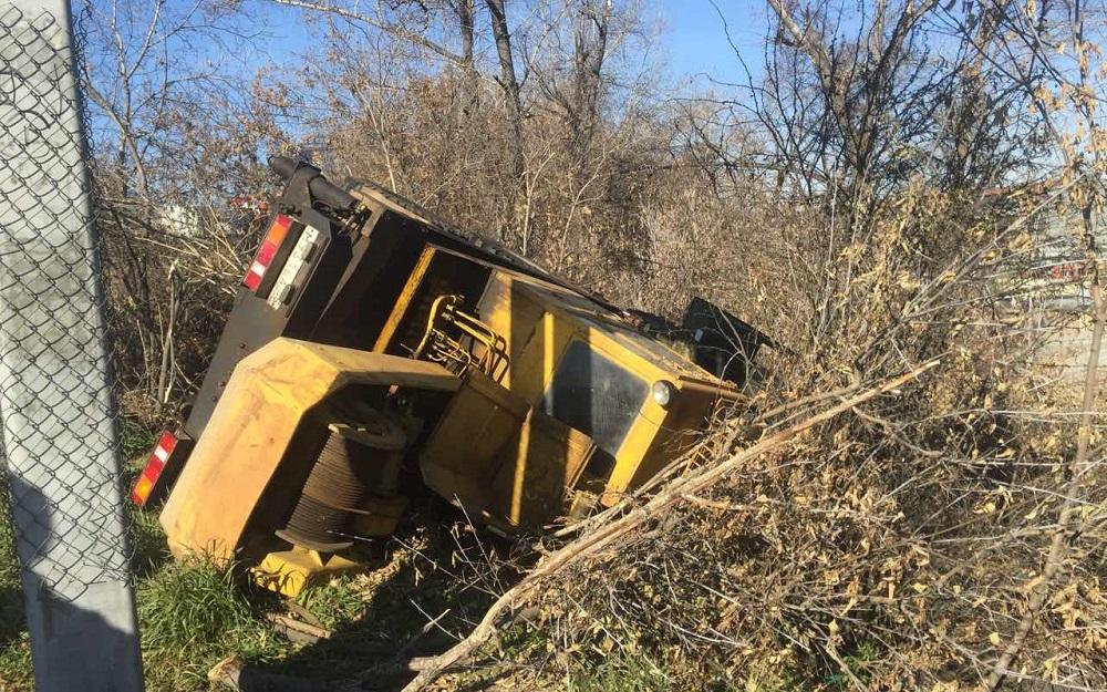 КрАЗ с крановой установкой опрокинулся на Глазковском мосту в Иркутске