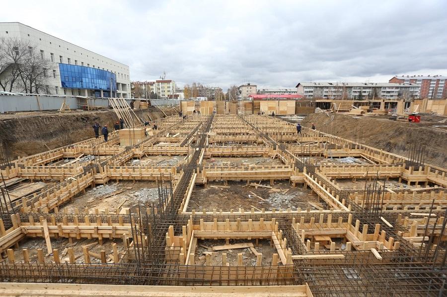 В двух корпусах школы 19 в Академгородке начали возводить вторые этажи. Фото