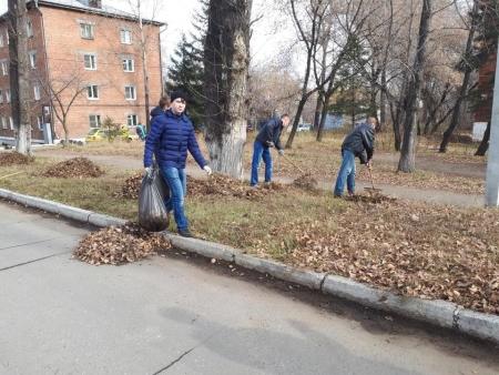 Во дворах Иркутска, где завершилось благоустройство, идет уборка