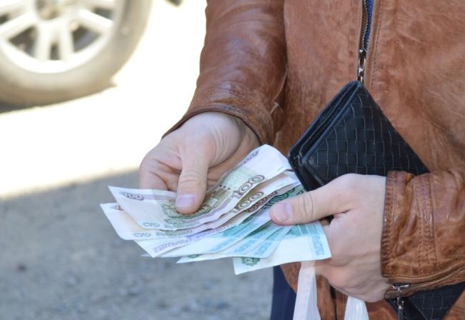 Аферистку, обманувшую 84-летнюю пенсионерку, разыскивают в Иркутске