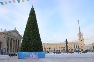 Новую искусственную ель устанавливают на площади Ленина в Ангарске