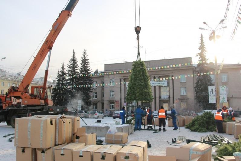 Новую искусственную ель устанавливают на площади Ленина в Ангарске