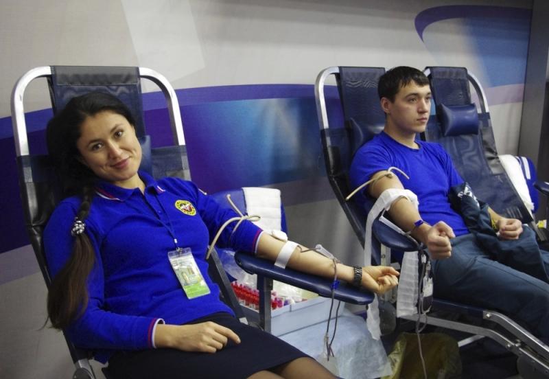 Сотрудники МЧС сдали кровь