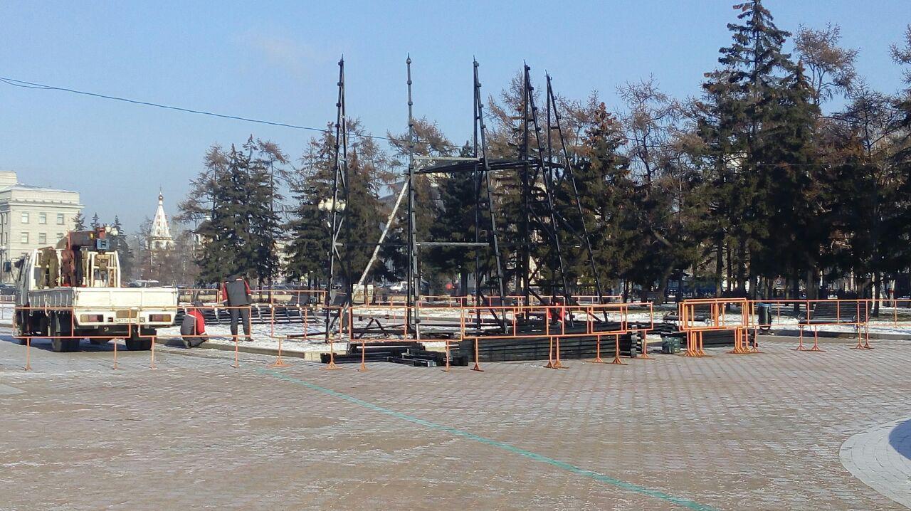 В сквере имени Кирова начали монтировать новогоднюю елку