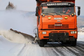 За одни сутки на федеральные дороги Приангарья высыпали более 740 тонн противогололедных материалов