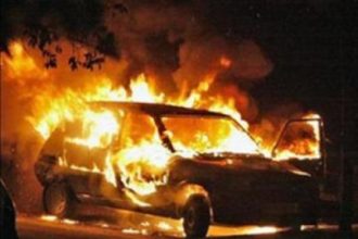 Женщина подожгла автомобиль бывшего любовника и его супруги