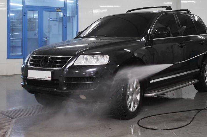 Автомобиль наехал на людей на территории автомойки в Братске