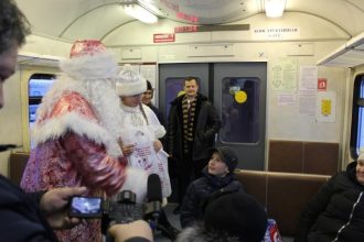 Дед Мороз и Снегурочка поздравили пассажиров ВСЖД с наступающим праздником