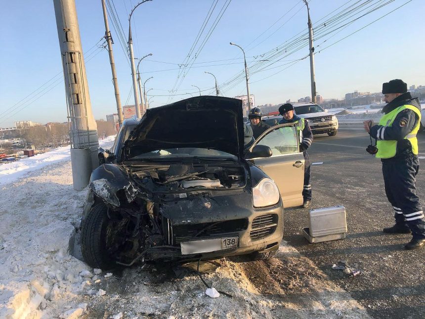 Два человека скончались в ДТП на плотине ГЭС в Иркутске