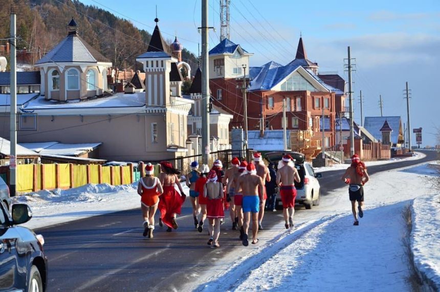 Иркутян приглашают на предновогоднюю массовую пробежку в купальниках в Листвянке 31 декабря
