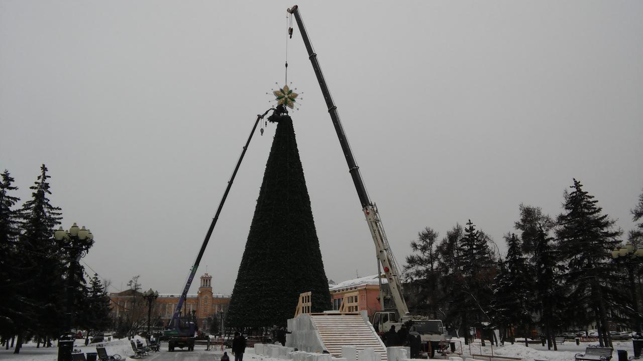 На главную елку Иркутска установили звезду