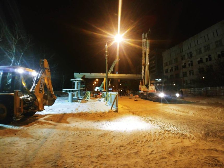 На строительстве перехода в районе курорта «Ангара» установили пролетную балку