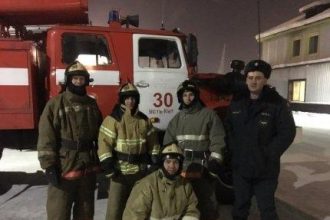 Пожарные спасли замерзающего на льду реки Лена человека