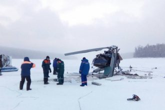 Спасатели подняли вертолет АS-350 со дна Братского водохранилища