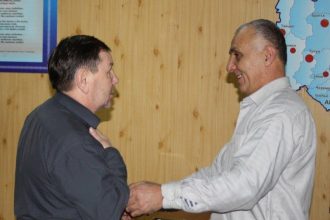 В Ангарске наградили водителя такси, подставившего свою машину под автобус, чтобы спасти ребенка