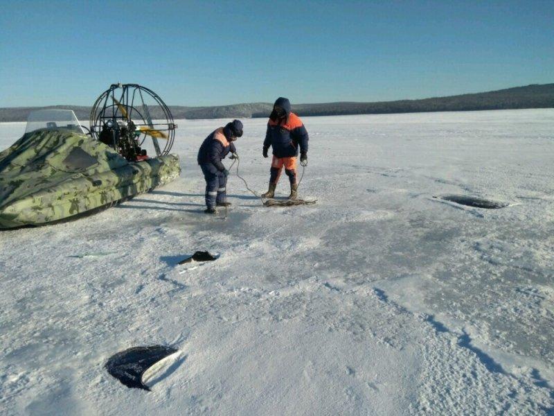 Вертолет поднимут со дна Братского водохранилища, когда толщина льда достигнет безопасного уровня