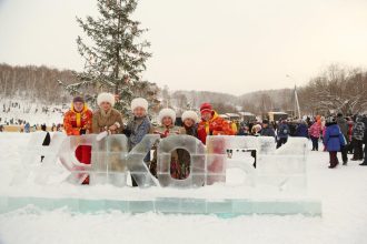 100 иркутян выступили в рождественской ледовой эстафете
