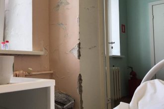 Ангарчанка опубликовала фото осыпающихся стен в городской инфекционной больнице