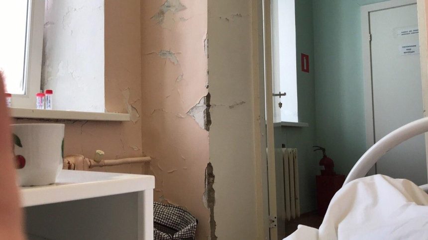 Ангарчанка опубликовала фото осыпающихся стен в городской инфекционной больнице