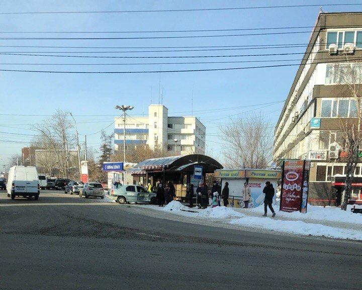 Автомобиль врезался в остановку общественного транспорта на улице Советской